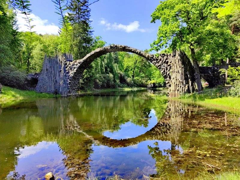 Most Rakotzbrücke w Kromlau - Niemcy